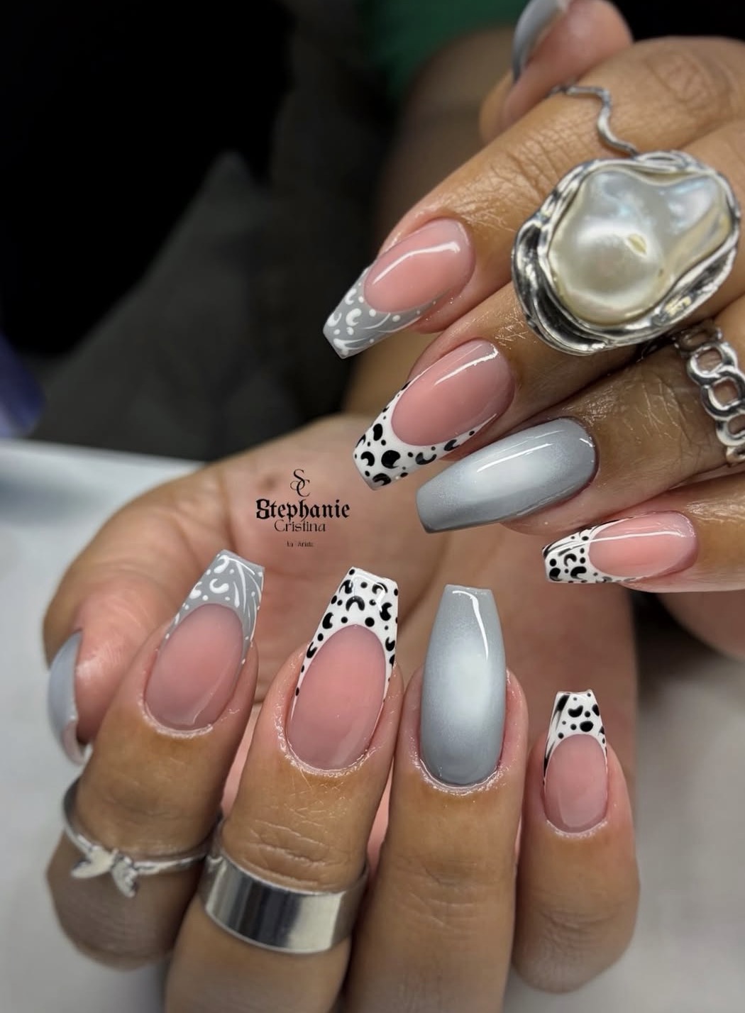 Nail art rosa e cinza com francesinhas criativas e detalhes gráficos